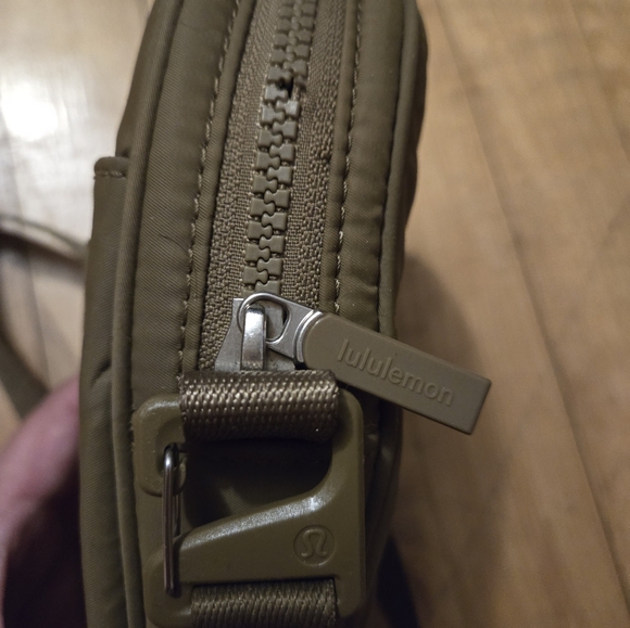 💢SOLD💢 Lululemon Crossbody Team Canada, Olive Green Bag - Picture 8 of 8